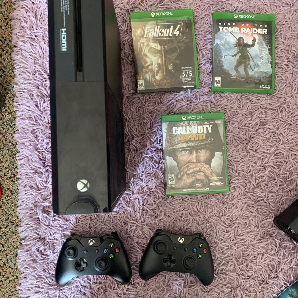Xbox One 500GB Lot of Games 2 Wireless Controllers